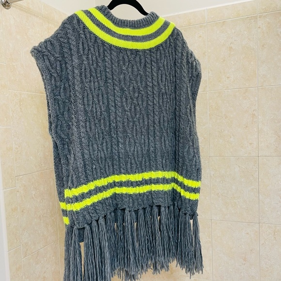 Steve Madden Women’s V Neck  Fringed Poncho Gray & Neon Yellow OSFM - Picture 9 of 10
